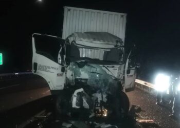 KEADAAN salah sebuah lori yang terlibat dalam nahas di Kilometer 231.7 Lebuhraya Utara-Selatan (arah Utara), dekat Rembau pagi tadi.-GAMBAR/IHSAN POLIS.