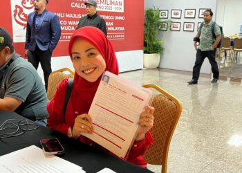 Nurulhidayah Ahmad Zahid menunjukkan borang percalonan bagi Pemilihan UMNO 2023-2026 pada 13 Februari lalu.