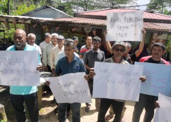 SEBAHAGIAN penduduk yang menyertai bantahan aman terhadap pencerobohan didakwa dilakukan oleh sebuah syarikat swasta di Kampung Peralla 2, Tanah Merah, Kelantan. – UTUSAN/ROSALWANI CHE SOH