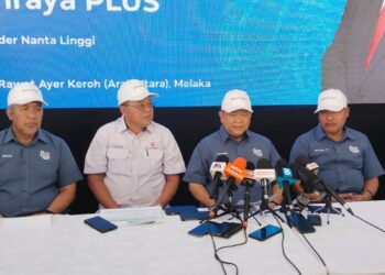 ALEXANDER Nanta Linggi (dua dari kanan) dalam sidang akhbar selepas Majlis Perasmian Kemudahan Pengecasan Berkelajuan Tinggi TNB Electron di kawasan Rehat dan Rawat Ayer Keroh Arah Utara di Ayer Keroh, Melaka. - UTUSAN/MUHAMMAD SHAHIZAM TAZALI