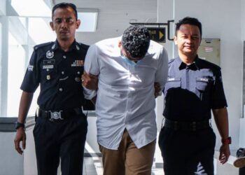 TERTUDUH mengaku tidak bersalah di Mahkamah Sesyen, Ayer Keroh, Melaka atas pertuduhan melakukan pecah amanah dan menyalahgunakan harta. - UTUSAN/SYAFEEQ AHMAD