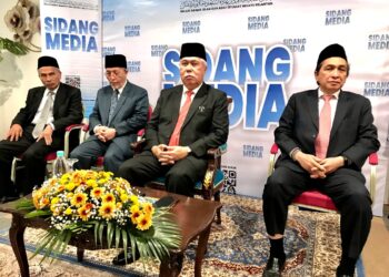 TENGKU Mohamad Rizam Tengku Abdul Aziz (dua kanan) semasa sidang media selepas membentangkan Laporan Khas Terimaan Dan Perbelanjaan Maik Bagi Tahun 2022 di Kota Bharu, Kelantan hari ini.-UTUSAN/ROSLIZA MOHAMED.