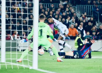 RASHFORD (baju putih) melakukan rembatan ke gawang Barcelona untuk gol penyamaan buat Manchester United dalam aksi Liga Europa.-AFP