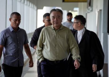 LOW Thiam Hock hadir di Mahkamah Tinggi Kuala Lumpur bagi keputusan rayuan kes cuba mengelirukan pasaran saham pada 1997. - UTUSAN/AMIR KHALID
