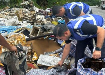 ANGGOTA penguat kuasa JHEAINS memeriksa barangan hiasan yang mengandungi ayat-ayat suci al-Quran yang dibuang di kawasan tempat pembuangan sampah haram di Nilai 3, Nilai, Seremban pada 26 Januari lalu