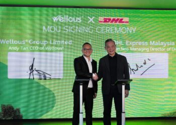 Ketua Pegawai Eksekutif Wellous, Andy Tan (kiri) bersama  Pengarah Urusan DHL Express Malaysia dan Brunei, Julian Neo pada Majlis Menandatangani MoU di antara kedua-dua syarikat di sini, semalam.