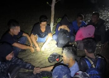 SEBAHAGIAN daripada 18 orang PATI warganegara Indonesia yang ditahan pihak Maritim Malaysia di Tanjung Sepat, Selangor malam semalam kerana cuba keluar dari negara ini secara tidak sah.-GAMBAR/MARITIM MALAYSI