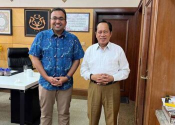 MOHD. RAFIQ Naizamohideen (kiri) mengadakan pertemuan dengan Ahmad Maslan baru-baru ini.