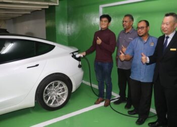 KAMARUDDIN Ibrahim (tiga dari kanan) melihat cara mengecas kenderaan berkuasa elektrik di hab atau stesen pengecasan kenderaan elektrik (EV) di sebuah hotel di Cameron Highlands, Pahang. - UTUSAN/SALEHUDIN MAT RASAD