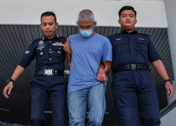 TERTUDUH mengaku bersalah di Mahkamah Sesyen, Ayer Keroh, Melaka atas pertuduhan melakukan amang seksual fizikal terhadap anak kandung lelakinya berusia enam tahun. - UTUSAN/SYAFEEQ AHMAD