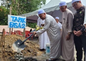 TUAN Ibrahim Tuan Man (tiga dari kanan) menyempurnakan gimik pecah tanah di tapak pembinaan fasa dua semasa Majlis Perasmian Bangunan Asrama Tahfiz Al-Quran Al-Ikhwan di Kampung Kota, Kota Bharu hari ini. UTUSAN/MUSTAQIM MOHAMED