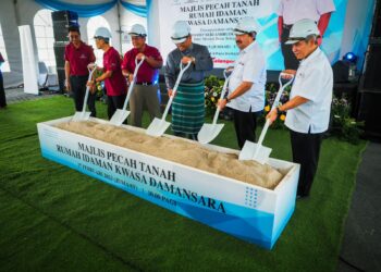 AMIRUDIN Shari (tengah) menyempurnakan Majlis Pecah Tanah Rumah Idaman Kwasa Damansara.