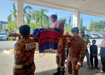 SEORANG kanak-kanak diusung dengan tandu oleh anggota Bomba dari Balai Bomba dan Penyelamat Senawang sempena program berkhatan beramai-ramai anjuran Klinik Kesihatan Senawang dan Balai Bomba dan Penyelamat Senawang, di Seremban pagi tadi.