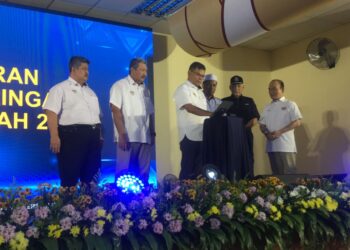 SAIFUDDIN Nasution Ismail (tiga dari kiri) merasmikan Program KDN Madani di Kompleks Perpaduan Jajahan Machang, Kelantan. - UTUSAN/ROSMIZAN RESDI