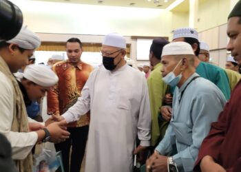AHMAD Yakob (tengah) sempat bersalam dengan hadirin pada Majlis Perasmian Sambutan Bulan Solat Peringkat Negeri Kelantan di Kompleks Islam Jubli Perak Sultan Ismail Petra, Kota Bharu, Kelantan. - UTUSAN/MUSTAQIM MOHAMED