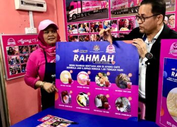 AZMAN Ismail ( kanan) bersama Norhazelizan Mamat menunjukkan Menu Rahmah yang dijual di Ayang Cafe, Kota Bharu, Kelantan hari ini.- UTUSAN/ROSLIZA MOHAMED