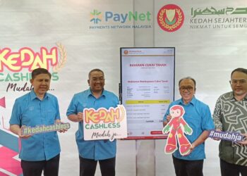 MUHAMMAD Sanusi Md. Nor (dua kiri) ketika majlis Pelancaran 'Kedah Cashless' dan Penyerahan Geran Hak Milik Tanah Bagi Daerah Kota Setar di Hotel Raia, Alor Setar.