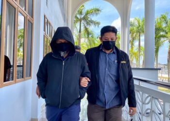 RONIE Maharudin (kiri) didenda RM30,000 kerana mengggunakan dokumen palsu ketika pertuduhan di Mahkamah Sesyen Alor Setar.