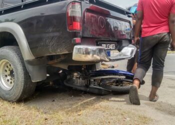 KEADAAN motosikal milik mangsa yang terlibat dalam kemalangan di Jalan Kota Bharu-Kuala Terengganu dekat Kampung Padang Kala, Kota Bharu, Kelantan semalam.-UTUSAN/IHSAN PEMBACA