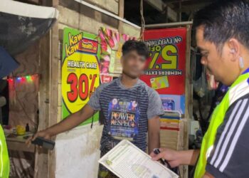 ANGGOTA penguat kuasa membuat pemeriksaan kepada salah seorang etnik Rohingya di Jalan Pulau Senang, Semabok, Melaka.