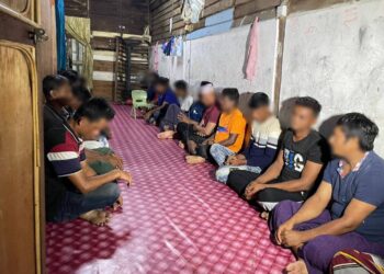 PERKAMPUNGAN haram etnik Rohingya di Jalan Pulau Senang, Semabok, Melaka digempur pihak berkuasa awal pagi tadi.