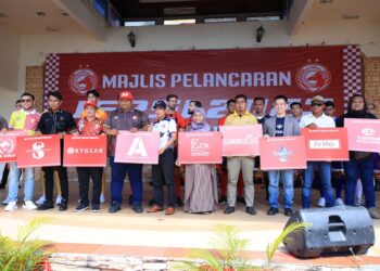 NORIZAM Tukiman (empat kiri) bergambar bersama barisan penaja The Red Warriors musim 2023 semasa Majlis Pelancaran Jersi dan Memperkenalkan Barisan Pemain Kelantan FC di Stadium Sultan Muhammad IV, Kota Bharu, Kelantan hari ini-UTUSAN/KAMARUL BISMI KAMARUZAMAN.