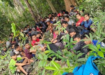 PATI warganegara Myanmar yang ditahan oleh PGA Batalion 8 Pengkalan Chepa selepas melakukan serbuan di kawasan semak di Kampung Sapi, Jeram Perdah, Pasir Mas, Kelantan kelmarin.-UTUSAN/IHSAN PGA