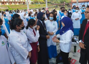 NORISAH Suhaili (dua dari kanan) memberikan kata-kata semangat kepada calon SPM 2022 di Sekolah Menengah Kebangsaan (SMK) Puteri Seremban hari ini.-UTUSAN/NOR SHAFAWATI YUP.