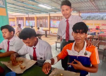 MOHD. Ikmal Daniel Abdul Muhaimin (kanan) kelihatan ceria ditemani rakan-rakan selepas selesai menjawab kertas peperiksaan Bahasa Melayu SPM secara pindah tulis dibantu seorang guru di SMK Syed Ahmad di Tambun Tulang, Arau, Perlis. - UTUSAN/SYED AZLAN SAYID HIZAR