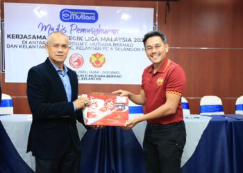 CHE Ibrahim Che Ismail (kiri) menyerahkan dokumen perjanjian antara Konsortium E-Mutiara Berhad dengan Selangor FC semasa Program Pemasyhuran Kerjasama Strategik Liga Malaysia 2023 di antara Konsortium E-Mutiara Berhad dengan pasukan tersebut di Kota Bharu, Kelantan hari ini-UTUSAN/KAMARUL BISMI KAMARUZAMAN