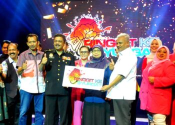 AZMI Alias bersama Nor’ Ain Bakir dan Ramlee Johari menunjukkan tajuk drama radio 'Ringgit ke Syurga?' sempena ulang tahun JohorFM ke-58 di RTM Johor Bahru. - UTUSAN/RAJA JAAFAR ALI