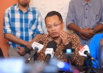 NIK Nazmi Ahmad semasa sidang media di Kota Bharu, Kelantan malam tadi.-UTUSAN/KAMARUL BISMI KAMARUZAMAN.