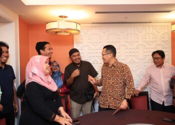 Nik Nazmi Nik Ahmad (dua kanan) beramah mesra dengan pengamal media pada majlis makan malam di Kota Bharu, Kelantan, malam tadi.-UTUSAN/KAMARUL BISMI KAMARULZAMAN.