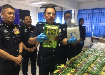 MUHAMMAD Zaki Harun (tengah) bersama pegawai menunjukkan bungkusan syabu semasa sidang akhbar di IPD Kuala Krai, Kelantan hari ini.-UTUSAN/ROSMIZAN RESDI