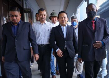 WAN Saiful Wan Jan tiba di Mahkamah Sesyen Kuala Lumpur bagi menghadapi pertuduhan rasuah kes Jana Wibawa. - UTUSAN/SADDAM YUSOFF