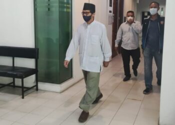 HABIB Shah Firdaus Habib Ahmad (depan) tiba di Mahkamah Tinggi Syariah Seremban hari ini bagi didakwa atas pertuduhan menghina agama Islam pada tahun lalu.-UTUSAN/BADRUL HAFIZAN MAT ISA.
