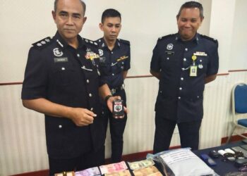 NANDA Maarof menunjukkan pas media Indonesia milik suspek utama warga Indonesia yang terlibat dalam kes pecah kenderaan sekitar Seremban.-UTUSAN/NOR SHAFAWATI YUP.