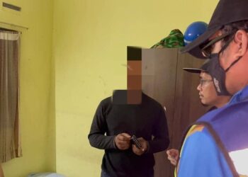 PENGUATKUASA JAIM menahan seorang wanita dengan seorang anggota badan beruniform dalam satu serbuan di Taman Maju, Jasin, Melaka.