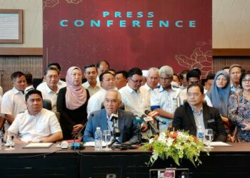 YUSOF Yacob (tengah) bersama James Ratib (dua kanan) dan Jasnih Daya (kanan) semasa sidang akhbar di Kota Kinabalu hari ini.