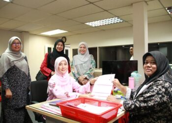 KHAIDHIRAH Abu Zahar menyerahkan borang pencalonan bertanding jawatan Naib Ketua UMNO Bahagian Jasin di Pejabat UMNO Bahagian Jasin, Melaka. - UTUSAN/AMRAN MULUP