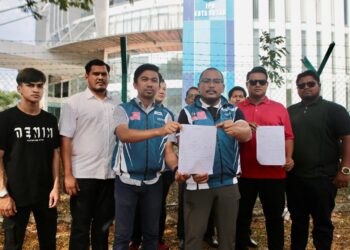 MOHD. Ashraf Mustaqim Badrul Munir (tiga kanan) bersama ahli dan kepimpinan Armada menunjukkan salinan laporan polis yang dibuat terhadap Perdana Menteri dan Timbalan Perdana Menteri di IPD Kota Setar di Alor Setar. - UTUSAN/SHAHIR NOORDIN