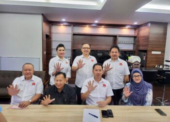 PETER Anthony (duduk dua kanan) bersama pimpinan tertinggi parti KDM semasa sidang akhbar di Kota Kinabalu hari ini.