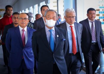 MUHYIDDIN Yassin (memakai topeng muka) tiba di Mahkamah Sesyen Kuala Lumpur. -  UTUSAN/SADDAM YUSOFF