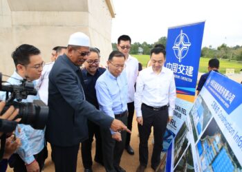 TANG Rui (dua kanan) memaklumkan perkembangan projek Laluan Rel Pantai Timur (ECRL) kepada Mohd. Huzaimy Che Husin selepas merasmikan Sambutan Ulang Tahun Ke-10 Belt dan Road Initiative Lawatan Ke Kelantan di tapak pembinaan projek tersebut di Mukim Padang Halban, Kota Bharu, Kelantan hari ini-UTUSAN/KAMARUL BISMI KAMARULZAMAN