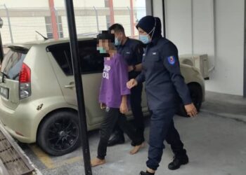SALAH seorang remaja yang dituduh di Mahkamah Majistret Bahau, Jempol hari ini atas pertuduhan merogol seorang kanak-kanak di sebuah hotel di Bahau, hujung bulan lalu.-UTUSAN/NOR AINNA HAMZAH.