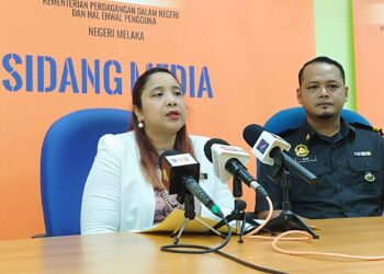 NORENA Jaafar dalam sidang akhbar selepas program pelupusan eksibit di Stor KPDN, Krubong, Melaka. - UTUSAN/MUHAMMAD SHAHIZAM TAZALI