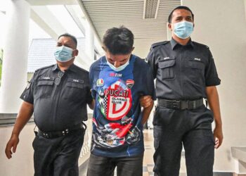 TERTUDUH mengaku bersalah di Mahkamah Majistret, Ayer Keroh, Melaka atas pertuduhan memecah masuk bangunan dan mencuri. - UTUSAN/SYAFEEQ AHMAD