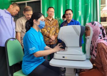 TANG Rui (dua dari kanan) memyaksikan pelajar-pelajar B40 menjalani pemeriksaan mata percuma pada Majlis Penyerahan Bantuan Pelajar-Pelajar B40 di Kota Bharu, Kelantan hari ini. UTUSAN/MUSTAQIM MOHAMED
