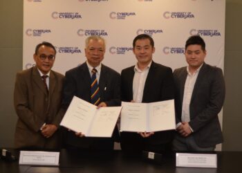 PROF. Emeritus Datuk Dr. Mohamad Abd Razak (dua dari kiri) dan John Tan Choon Yee (dua dari kanan) menunjukkan memorandum perjanjian (MoA) yang ditandatangani baru-baru ini.