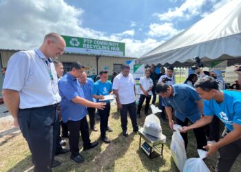PENGURUS Besar SWM Environment, Mohd. Norlisam Nordin (dua dari kiri) menerangkan mengenai inisiatif kitar semula bersama PTP kepada Exco Pengerusi Jawatankuasa Pelancongan, Alam Sekitar, Warisan dan Kebudayaan Negeri Johor, K. Raven Kumar di Hab Kitar Semula Komuniti PTP.
